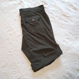 Women's Waterproof Garment company size 16 Olive Shorts